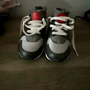 Nike Air Huarache Red/Black/Grey
Youth 4.5Y